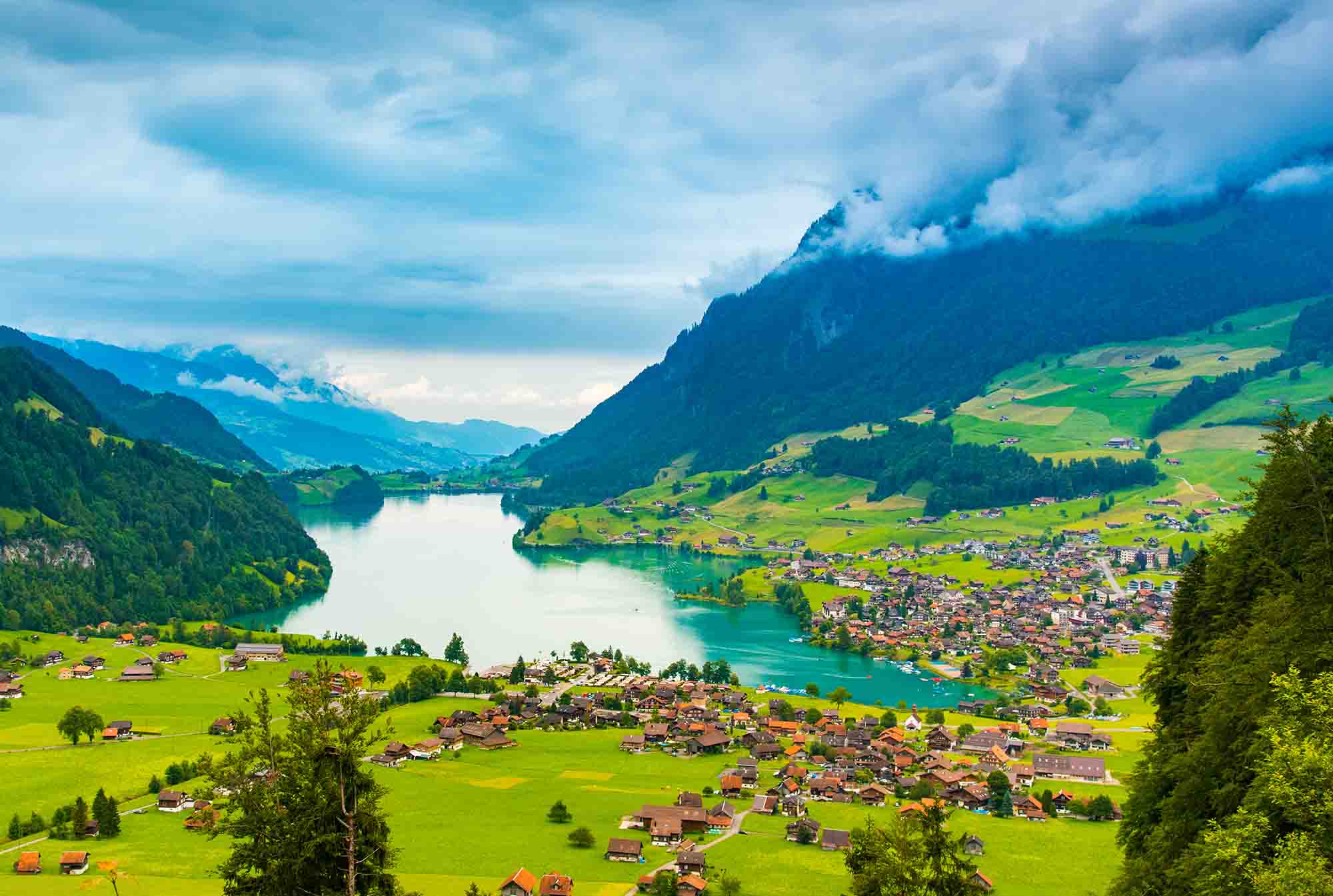 Interlaken: A breathtaking Swiss town nestled between two stunning lakes, offering panoramic views of the Alps and a gateway to adventure.